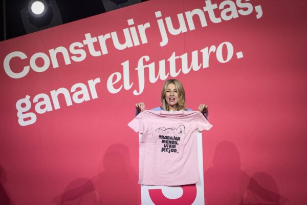 Camiseta rosa "Trabajar menos, vivir mejor" - Imagen 2