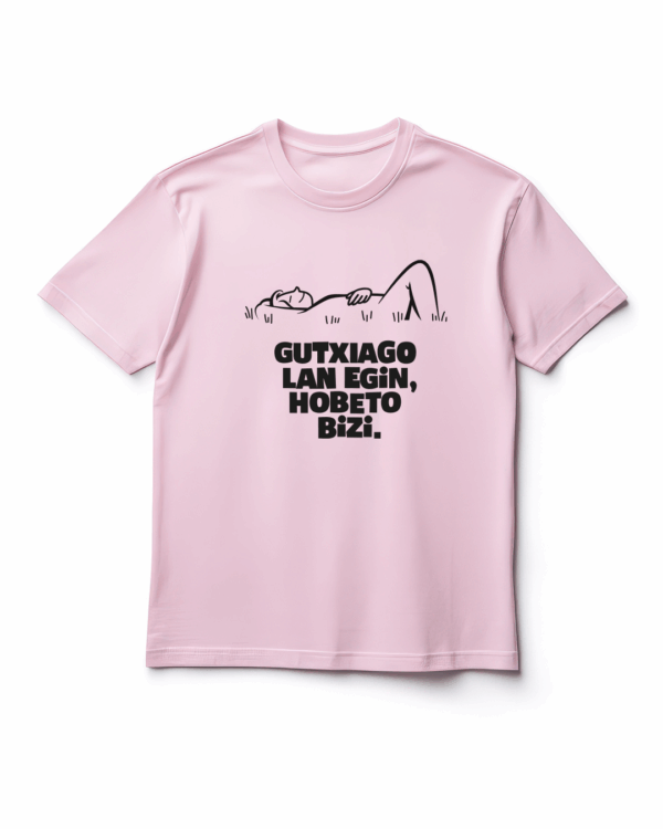 Camiseta rosa euskera "Gutxiago lan egin, hobeto bizi"
