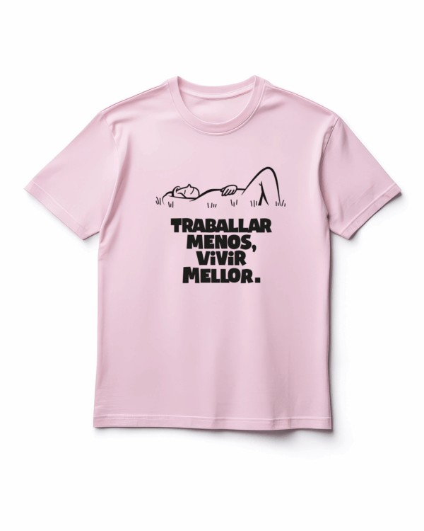 Camiseta rosa galego "Traballar menos, vivir mellor"
